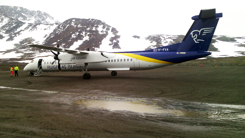 Første Dash 8 fra Air Iceland lander i Kulusuk